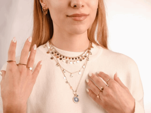 Joias banhadas a ouro: a opção perfeita para criar looks sofisticados