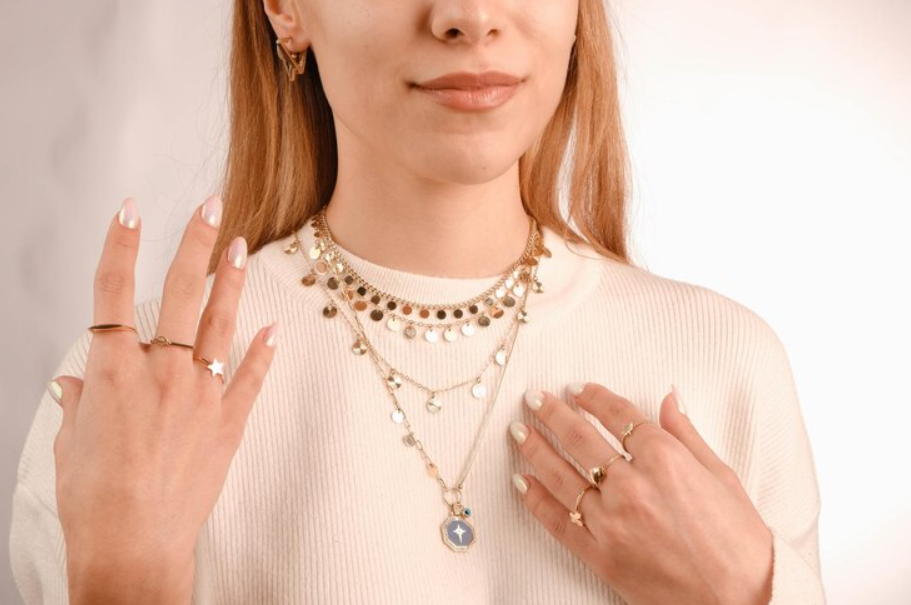 Joias banhadas a ouro: a opção perfeita para criar looks sofisticados