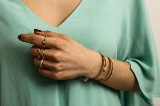 Descubra a beleza e qualidade dos folheados para revenda