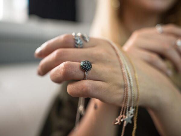 Bijuterias em aço inox: uma união perfeita entre durabilidade e estilo